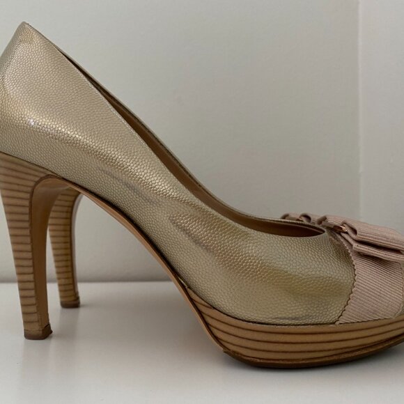 🇮🇹 Made in Italy | Salvatore Ferragamo｜Gold Leather｜Vara Bow Peep Toe Pumps - Picture 5 of 16